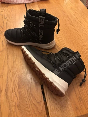 Thermoball lace up från The North Face - Obetydligt använda, som nya. Storlek 40. 