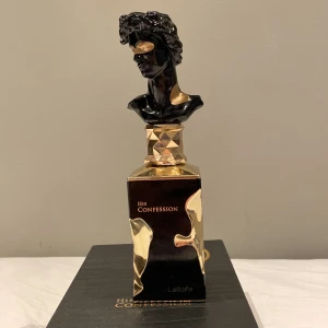 Lattafa His Confession EDP 100 ml - Har en unik maskulin doft av vanilj och lavender som passar väldigt bra till hösten och vintern. 100 ml kvar och ordinarie pris 559kr 