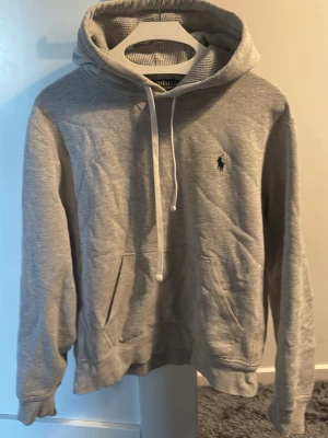 Polo Ralph Lauren hoodie - En extremt snygg Ralph lauren hoodie i bra skick! Snörerna är bytta på den då de förra blev slitna. Den är i storlek S men är något kort så skulle säga att den passar XS bättre. Hör av er vid funderingar! 