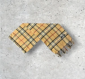 Beige Burberry scarf - Säljer en snygg Burberry halsduk i den klassiska beige färgen med det välkända rutmönstret. Tillverkad i 100% mjuk och värmande ull.   🧵 Skick: Mycket fint skick, väl omhändertagen 🌟 Känsla: Mjuk, varm och följsam 📦 Frakt: Skickas tryggt inom 24h 📏 Mått: Längd-160cm, Bredd-30cm Pris kan diskuteras!