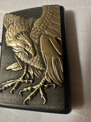 Bensintändare EARTH  - Tändare är tomt i bra skick, Plast , stål, behöver tankas. 