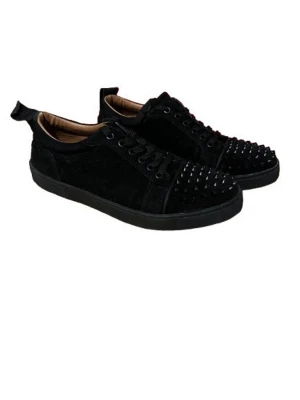 Svarta Louboutin skor med nitar - Säljer ett par Louboutin skor med nitar. Skorna är storlek 42 och är använda fåtals gånger. På en sko har plösen gått upp och det är den enda defekten. Jag säljer dem för att jag har fått ett nytt par. Skriv om ni har frågor eller vill ha fler bilder. Dustbag medföljer.