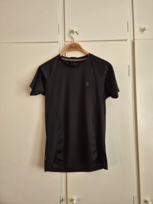 Svart träningst-shirt från Lager 157 - Säljer en träningst-shirt från Lager 157 som passar till allt🥰