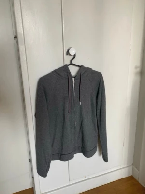 Grå hoodie  - Jätteskön mörkgrå huvtröja med dragkedja, bra skick! Kolla gärna in min profil då jag säljer massor av kläder superbilligt! Tveka inte att höra av dig om du har frågor💕