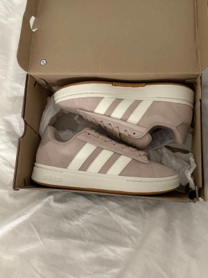 Beige sneakers från Adidas - Snygga beige- rosa adidas skor som är oanvända❤️skriv om det finns några frågor❤️kan tänka mig sänka pris vid snabb affär❤️