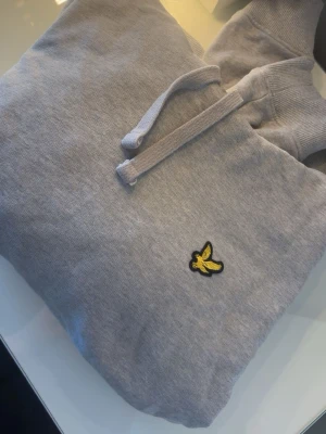 Lyle & Scott hoodie grå  - Säljer en Lyle & Scott hoodie i ljusgrå. Tröjan använd typ 2 gånger och har inga defekter, ser helt ny ut! 