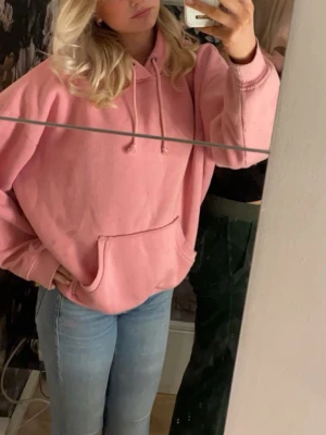 Hoodie Rosa bikbok  - Säljer denna superfina rosa hoodie från bikbok. Den är superskön och bra skick. 