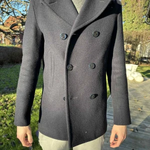 Marinblå peacoat/rock från Polo Ralph Lauren - Ralph lauren rock storlek 36r/s Mörkblå Nypris 12 000kr 9/10 skick Inga defekter