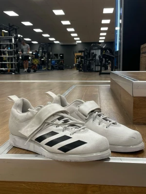 Lyftarskor Adidas  - Lyftarskor för bl.a tyngdlyftning och styrkelyft. Skorna har en hårt platå som hjälper till att balansera kroppen och legdrive i lyften. Tävlingsgodkända 🏋🏼‍♀️ Storlek 40. Knappt använda men lite smutsiga på sidan av sulan (se bild). Nypris ca 1000kr