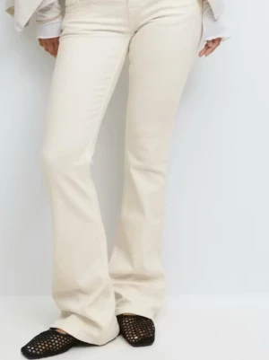 Bootcut jeans i ljusbeige från Replay - Snygga bootcut jeans från Replay i en ljusbeige färg. De har klassiska fem fickor, hög midja och ett broderat R på bakfickan. Materialet är mjukt och stretchigt jeans, vilket gör dem riktigt sköna att bära. Perfekt för dig som gillar en clean och fräsch look. De är i nyskick ish, använda 3 gånger och lite smutsiga längst ner men syns typ inte