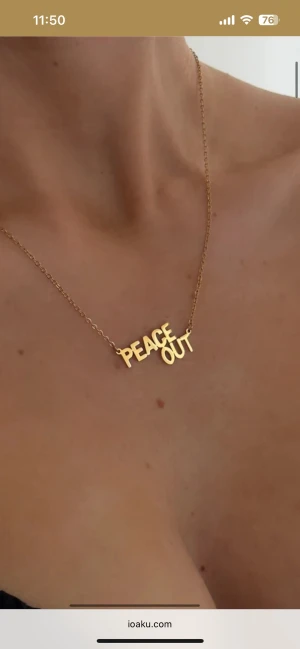 Peace out halsband från ioaku - Peace out halsband från ioaku, i guld. Original pris 500 kr säljs för 225. Knappt använd då jag gillar silver mer. Kommer med förpackning.