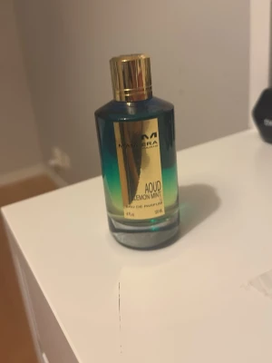 Aoud Lemon Mint Eau de Parfum (98% kvar) - Stilren parfym från Mancera med en volym på 120 ml. Flaskan har en modern design och passar dig som vill sticka ut med din doftsamling.