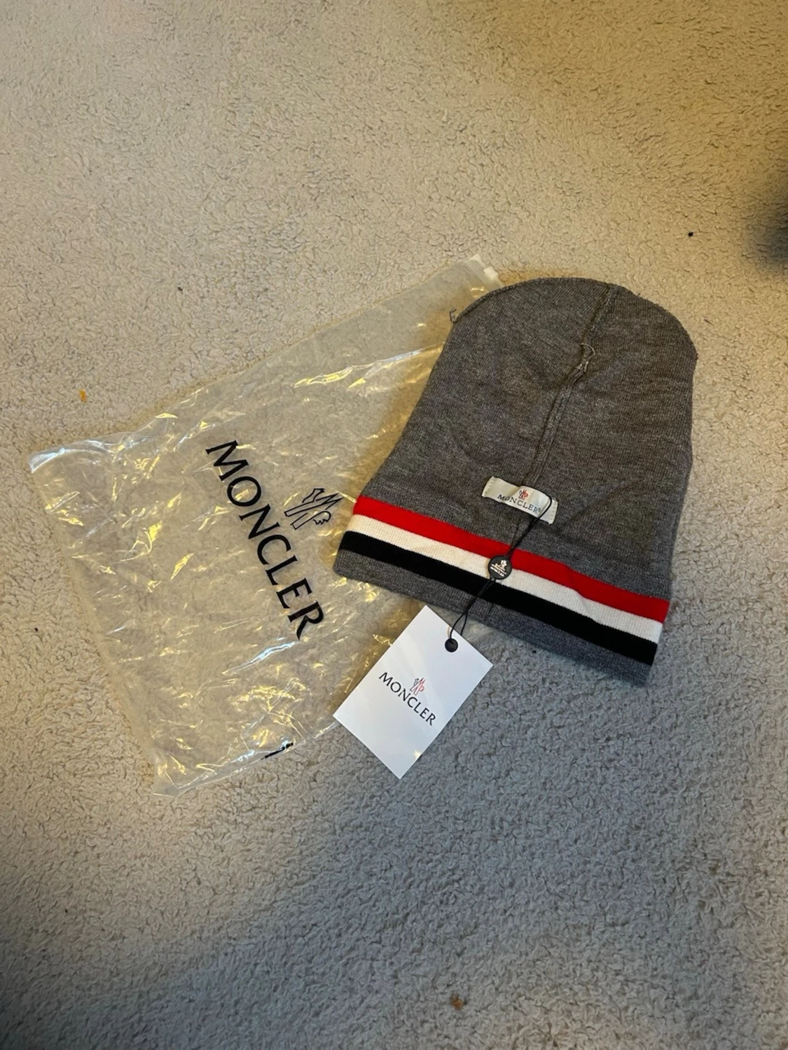 Grå moncler mössa med ränder - 2