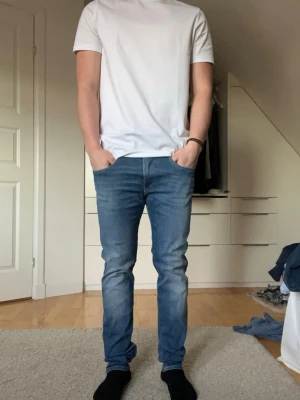 Replay Anbass jeans - Nya Replay Anbass jeans i storlek W32. Modellen är 173 cm. 