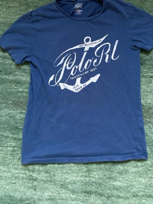 Vintage t-shirt från Polo Ralph Lauren - Vintage Ralph Lauren tröja hittad bland farsans gamla kläder, Size medium smal 