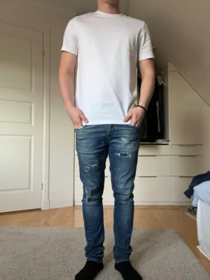 Dondup (George) Jeans - Blåa Dondup George jeans i storlek 31. Modellen är 172 cm. 