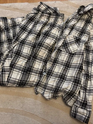 Rutig pyjamas storlek S - Storlek S i båda delar