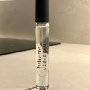 Juliette has a gun, Not a Perfume - Säljer en 7,5 ml flaska Juliette has a gun. Perfekt om man, precis som jag, vill testa parfymen. Endast sprayad en gång! 