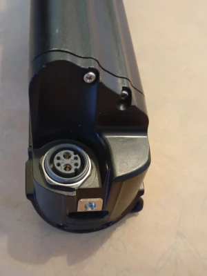 Biltema E-Bike Smart Battery ZZ3781004 - Biltema E-Bike Smart Battery, modell ZZ3781004. Li-ion, 36V, 10.4Ah, 374.4Wh. Passar elcyklar, med tydlig anslutningskontakt och indikator. Batteriet är i mycket gott skick med mindre yttre slitage. Perfekt för dig som behöver ersätta eller uppgradera ditt elcykelbatteri. Min lådcykel blev stulen.. 