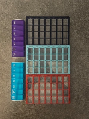 3 stycken dosetter + medicin förvaring för 4 veckor + dosetter/ medicin förvaring för 1 veckor - 3 stycken dosetter för 4 veckor + 2 dosetter för 1 vecka. Alla i mycket bra skick.