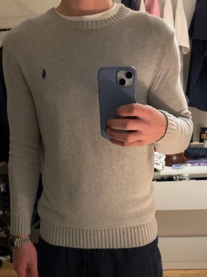 Beige stickad tröja från Polo Ralph Lauren - Snygg beige stickad tröja från Polo Ralph Lauren. Är 183cm lång 