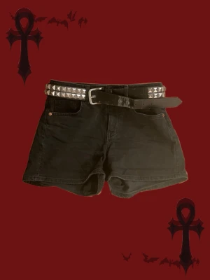 Svarta jeans shorts - Jätte fina svarta jeans shorts från H&M! Knappt använda. KOM GÄRNA MED PRISFÖRSLAG!!!