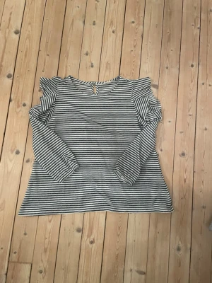 Espirit blus - Jättefin blus från espirit i storlek S. Den är trekvartsärmar och är gjord i ett randigt tyg❤️