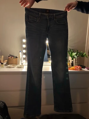 Lee Jessica  - Säljer ett par klassiska blå jeans från Lee, modell Jessica. Dom är lågmidjade och botcut super sköna ,w26 l33. lite slitna vid grenen men inte mycket. Nypris 1100kr