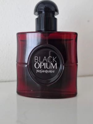 Ysl Black Opium Over Red 30 ml - Använd ganska lite, det är synligt på bilder. 30 ml parfymflaska