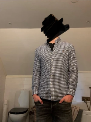 Rutig skjorta från Polo Ralph Lauren - Tja! Nu säljer jag en riktigt fin blå vit rutig skjorta från Ralph lauren. Slim fit, storlek M och passar perfekt för nutida stilen. Om ni har några funderingar så är det bara att slå en pling!