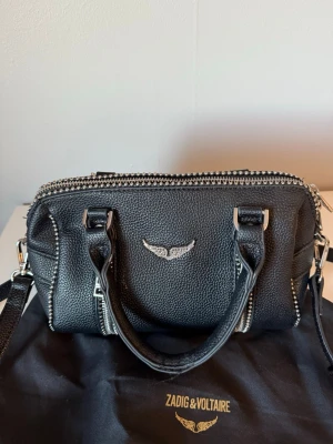 Svart handväska från Zadig & Voltaire - Säljer min Zadig väska eftersom den inte kommer till användning. Köp på Plick där man får med dustbag och axelremmen, kan inte garantera äkthet till 100% därav priset 💕💕💕priset går att diskutera 