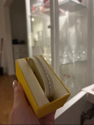 Swarovski armband HELT NY  - Köpte fel, passar alla storlekar då man kan justera den. Köptes för 1390kr 