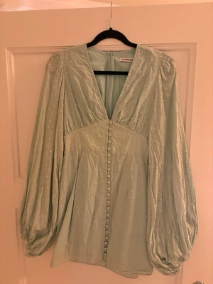 Adoore klänning i mint - Använd 2-3 gånger, nyskick. 