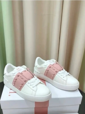 Valentino Garavani  - Exklusiva Valentino Garavani Rockstud Untitled sneakers i vitt läder med rosa band och ikoniska nitar. Stilren och lyxig modell som passar till allt - från jeans till klänning. Mycket sparsamt använda, i nästan nyskick, utan synliga märken eller slitage. Skick: Nästan ny / mycket fint skick @ 🎨Färg: Vit med puderrosa detaljer 📏 Storlek:38 • Valentino Garavani •Levereras med originalkartong och Valentino-påse Köpta i butik! 📬 Snabb och trygg frakt ❤️