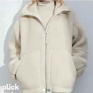 Teddy jacka - Säljer min teddy jacka ifrån merley Stockholm, den är helt ny och oanvänd💕 säljer då den var för liten, så rekommenderar till någon som är lite mindre, den är storlek s men skulle mer säga xxs-xs  