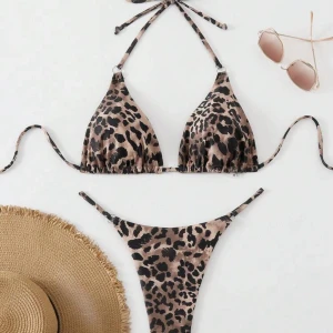 Leopardmönstrad bikini - Trendig leopardmönstrad bikini med knytband i nacken och ryggen. Den har en klassisk trekantsdesign och justerbara band för bästa passform. Helt oanvänd