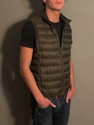 Massimo dutti väst - Säljer en dunväst från Massimo dutti i storlek M. Skicket ligger på 10/10 då den är använt en gång och har inga defekter.