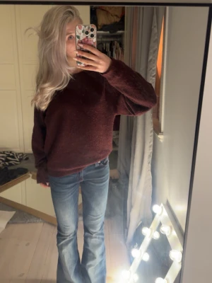 Vinröd stickad tröja från Nelly - Mysig vinröd stickad tröja från Nelly i storlek S. Tröjan har en loose passform och kan bäras offshoulder för en chill vibe. Aldrig använd och sälja typ inte på hemsidan längre💓(sticks inte)