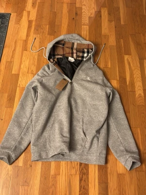 Burberry hoodie  - Helt ny inte använd hör av dig så kan du kanske få bättre pris.