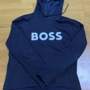 Boss hoodie - En äkta boss Hoodie med mörk marinblå färg 