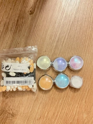 Pearl powder för naglar - Applikatorerna medföljer. 6 olika färger. Denna puder kan man lägga ovanför gellacken för att skapa en pärl-liknande glans på nageln. Fungerar bra, har endast använt den vita en gång. 