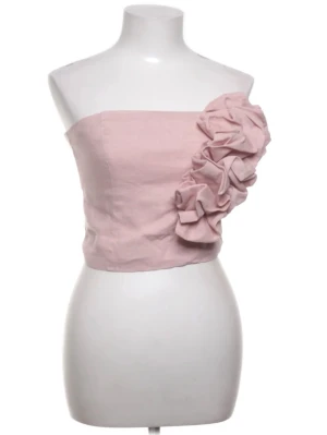 Ljusrosa tubtopp från Stockh LM Studio - Säljer en ljusrosa tubtopp från Stockh LM Studio i storlek 36. Toppen är axelbandslös med en stor volangdetalj på ena sidan och har smockad baksida för extra komfort. Materialet är linne och toppen har en croppad passform som ger en trendig look.