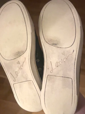 Svarta skor från Lanvin - Säljer ett par Lanvins med glansig tå. Skriv privat för fler bilder eller frågor 