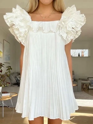 Vit plisserad volang klänning  - INTRESSEKOLL!! På denna så fina och sjukt eftertraktade klänningen från Zara, endast använd vid 1 tillfälle!!  Säljer endast vid bra pris så kom med prisförslag!!  ❤️❤️sista bilden är min egen