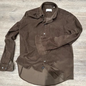 Brun manchester skjorta från Casual Friday - Brun Manchester skjorta, Storlek M
