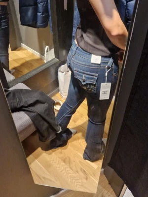 True religion joey muddy waters - Jättesnygga o trendiga jeans från true religion i modellen joey, dom är förstora och därför jag säljer dom men jag älskar verkligen färgen! Passar till allt! Använda men har varit väl tagen hand om💕