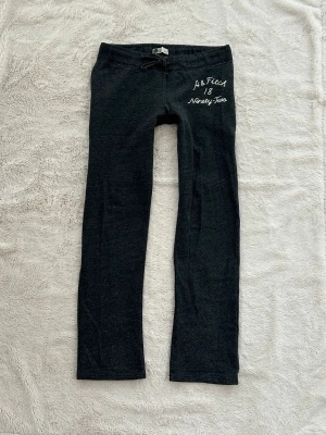 Abercrombie & fitch lågmidjade byxor  - Ett par lågmidjade byxor från Abercrombie & fitch i storlek S. Rakt över midjemått: ca 40cm. Innebenslängd: ca 76cm. Jag fraktar inom 24h. Se liknande plagg i min profil!