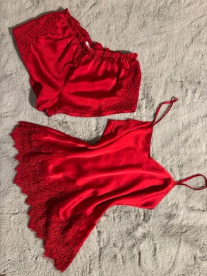 Rött set i satin med spetsdetaljer från Hunkemöller  - Superfint set från Hunkemöller, helt nytt!  Bara shortsen ligger på 359kr så passa på att få hela setet för 300kr! ❤️