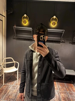 Svart overshirt från Studio Total - Säljer denna sjukt snygga Studio Total-overshirten. Väldigt skön att bära och ett riktigt snyggt plagg att hänga över en hoodie för en casual look eller över en finare tröja för mer uppklätt intryck. Funkar perfekt både till vardags och när du vill lyfta outfiten lite extra. Storlek:S Använd:Nästan aldrig