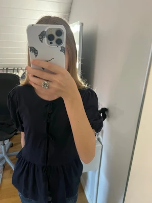 Gina topp - Jättegullig marinblå topp från Gina Young💘 Säljer för att den är för liten för mig. Pris kan diskuteras💓